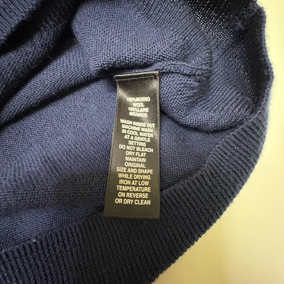 Saks Fifth Avenue 100% Merino Wool V-Neck Sweater Navy Blue New Condition Soft - Picture 4 of 8